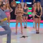Apresentador chuta drone e acerta rosto de modelo ao vivo