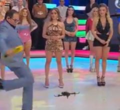 Apresentador chuta drone e acerta rosto de modelo ao vivo
