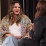 Hilary Swank expõe padrão duplo em gravidez aos 52 anos
