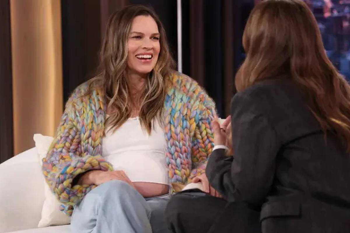 Hilary Swank expõe padrão duplo em gravidez aos 52 anos