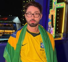 Rico chora no avião e já anuncia retorno para se candidatar pelo PL