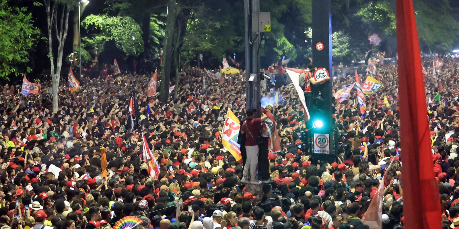 Lula bate recorde com 64 milhões de votos e supera até ele mesmo