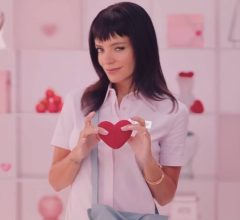 Lily Allen lança coleção de brinquedos sexuais com calendário do advento