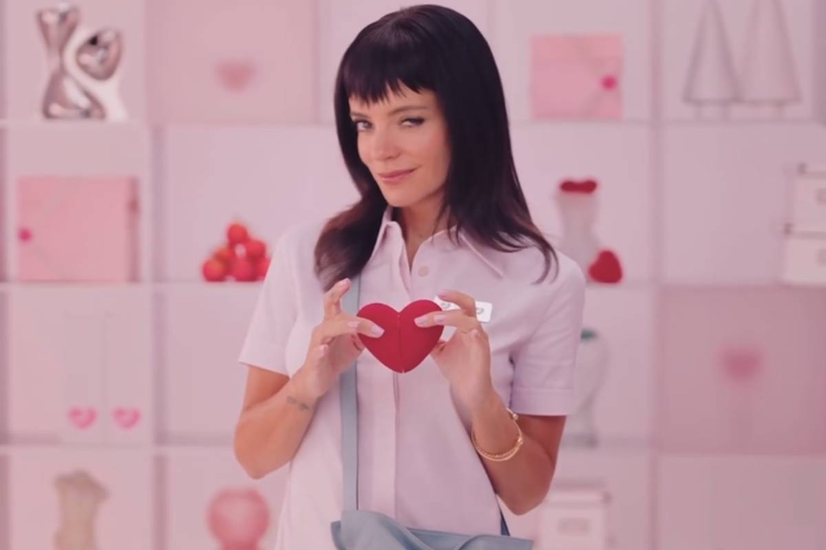 Lily Allen lança coleção de brinquedos sexuais com calendário do advento