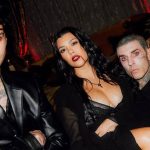 Kourtney Kardashian aparece de vampira no aniversário do enteado e escreve "me morda"