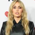 Miley Cyrus detona críticos após esquecer letra no Hollywood Bowl