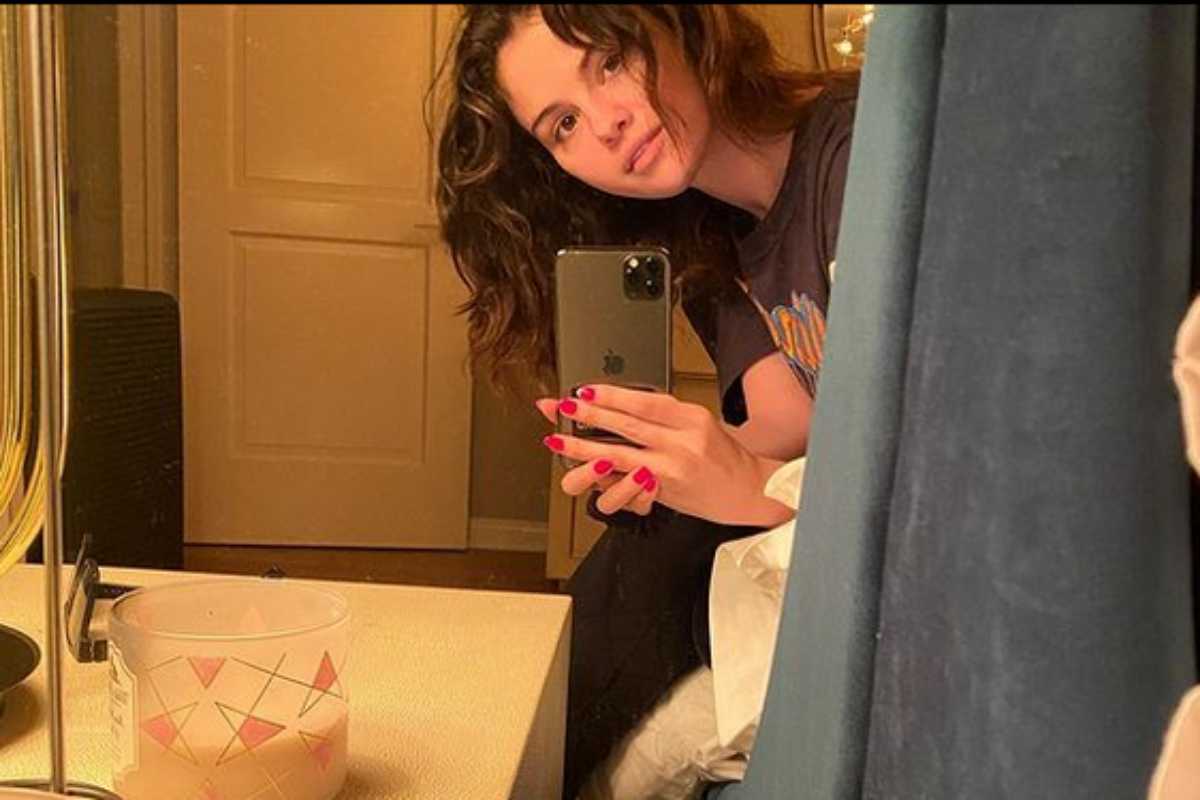 Selena Gomez revela que vape destruiu sua voz permanentemente