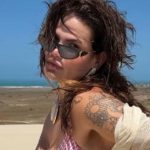 Thais Carla posa de topless em Fortaleza e exibe marquinha de biquíni