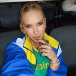 Virginia dança com dólares na cintura em Miami e internet apresenta a conta